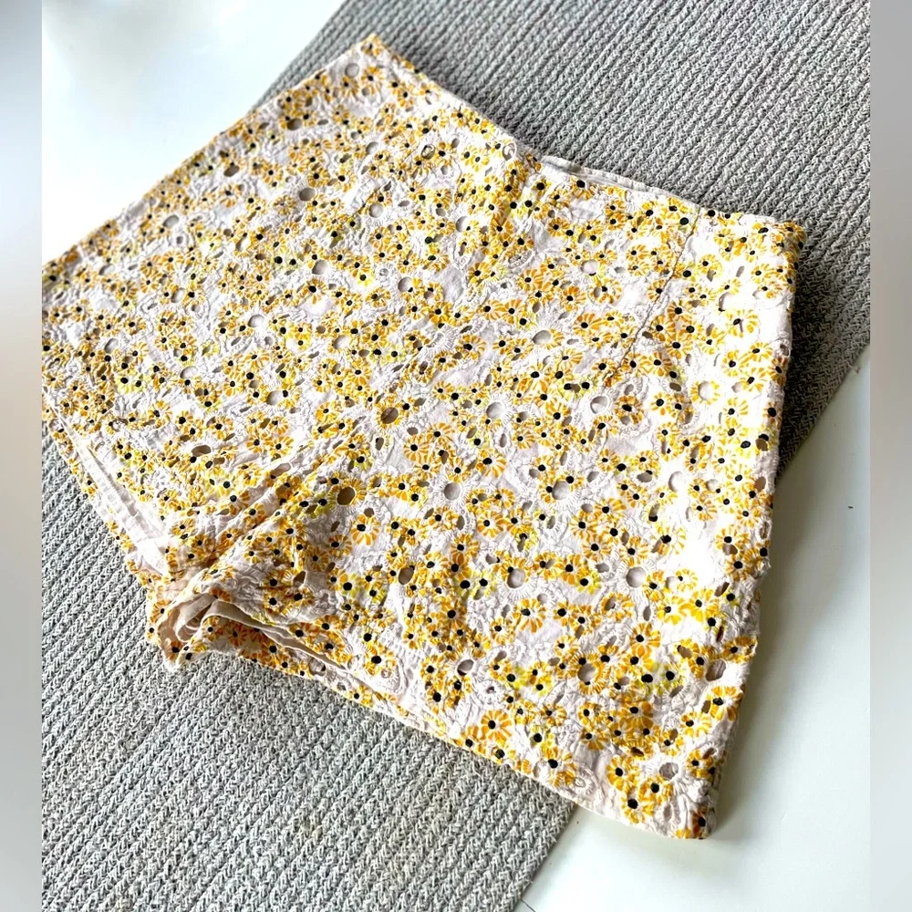 Urban Outfitters Balboa High Rise Yellow White Daisy Eyelet Shorts Size Small